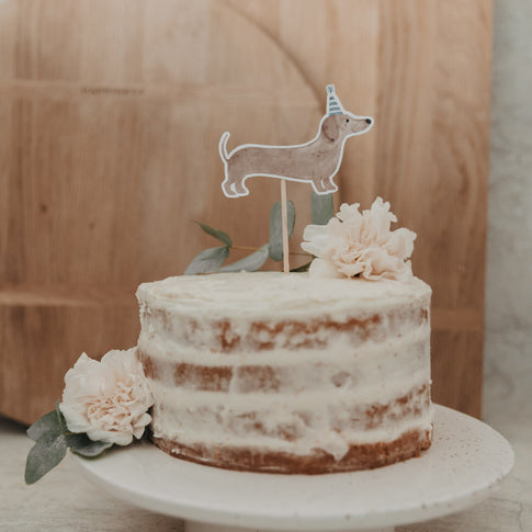 Digitaler Dackel Cake Topper – Minimalistische Kuchendeko als Printable Vorlage von Eulenschnitt, ideales Dekobeispiel für Geburtstage.