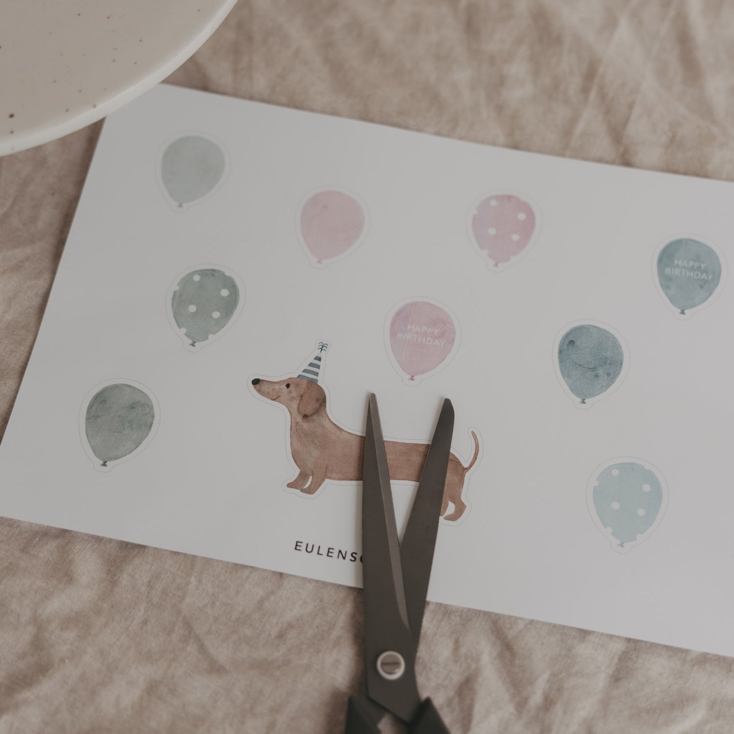 DIY Cake Topper Dackel als Druckvorlage – Produkt auf DIN-A4 zum Ausdrucken, Ausschneiden & Basteln mit Schere.