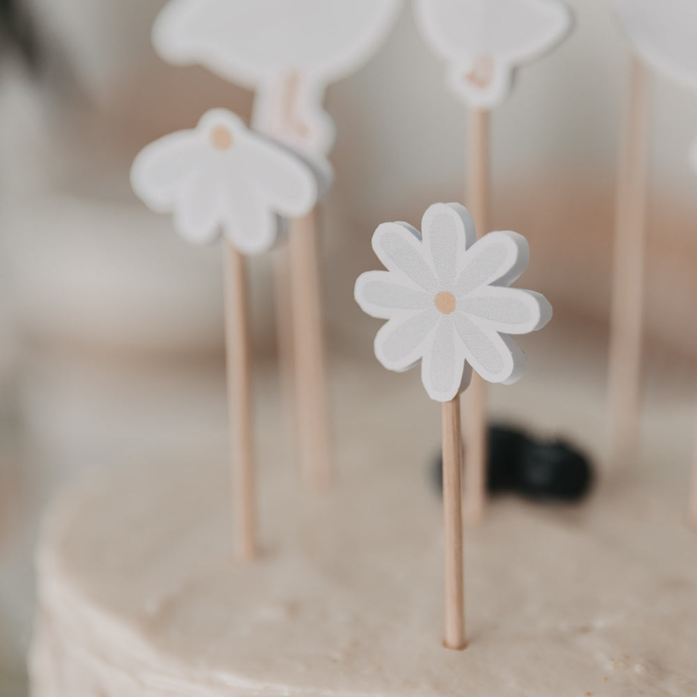 Detailansicht des Cake-Toppers Gänsefamilie mit Blumen von Eulenschnitt. Bequem von zu Hause aus selbst basteln. 