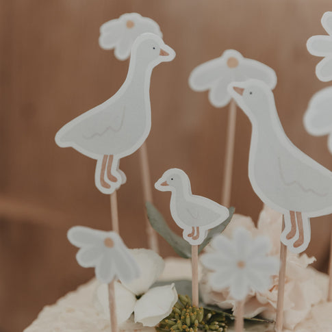 Digitaler Gänse Cake Topper – Minimalistische Tortendeko als Printable Vorlage von Eulenschnitt, ideales Dekobeispiel für Geburtstage.
