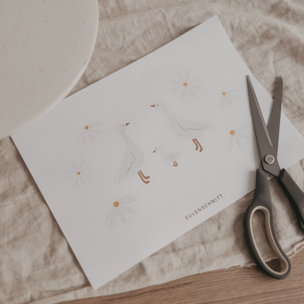 DIY Inspiration Cake Topper Gänsefamilie als Druckvorlage – Produkt auf DIN-A4 zum Ausdrucken, Ausschneiden & Basteln mit Schere.