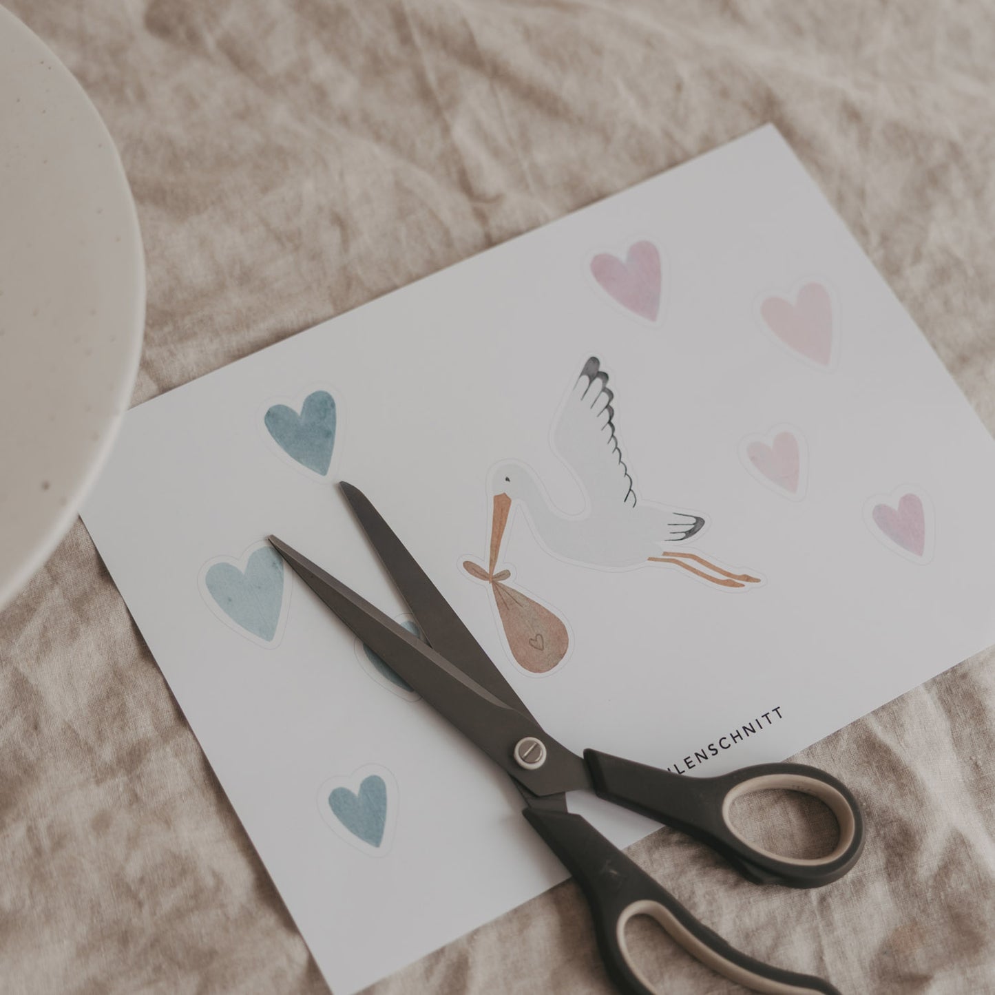 DIY Cake Topper Storch mit Herzen als Druckvorlage – Produkt auf DIN-A4 zum Ausdrucken, Ausschneiden & Basteln mit Schere.