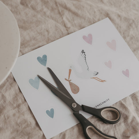 DIY Cake Topper Storch mit Herzen als Druckvorlage – Produkt auf DIN-A4 zum Ausdrucken, Ausschneiden & Basteln mit Schere.