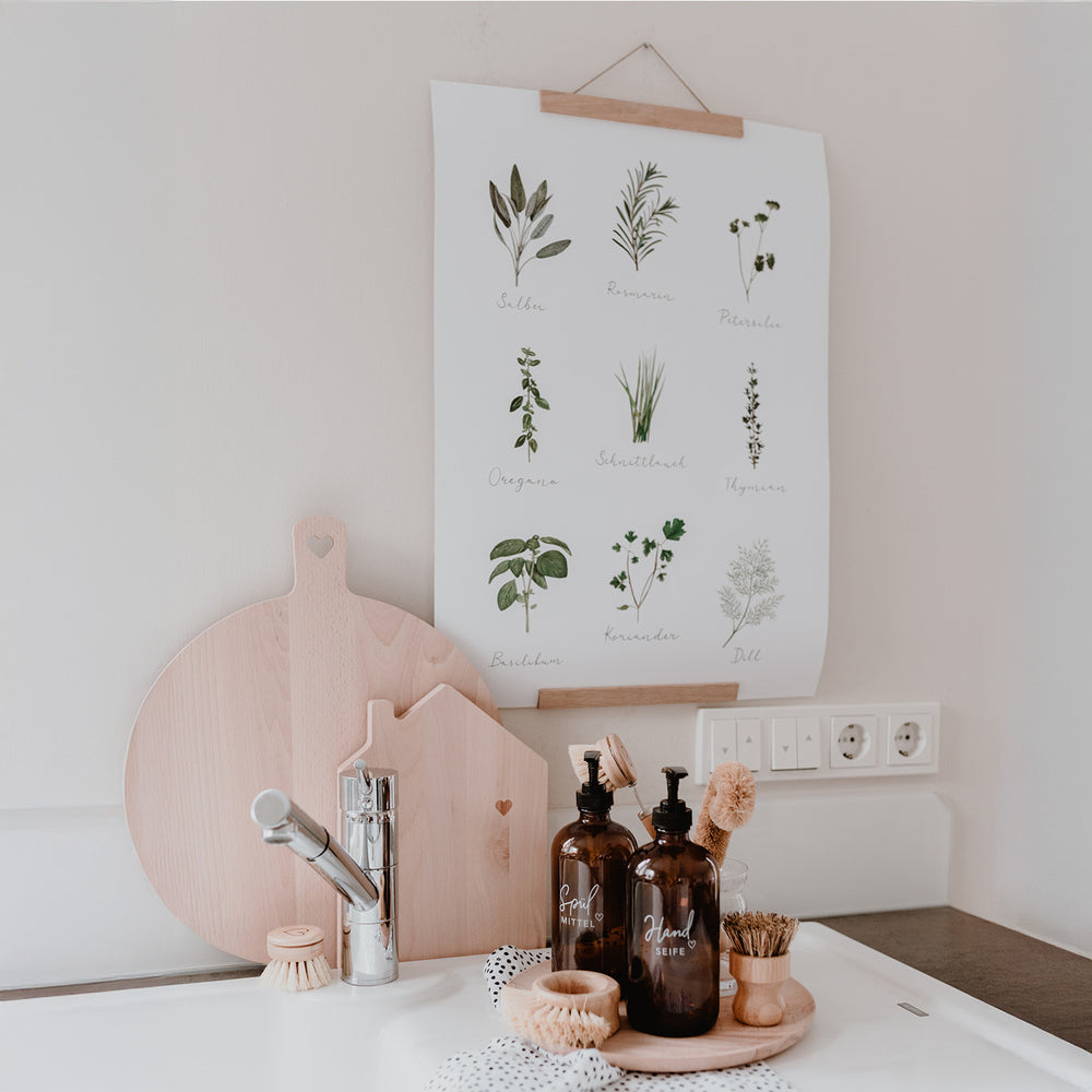 Ansicht vom Eulenschnitt Kräuter Poster in der Küche dekoriert.