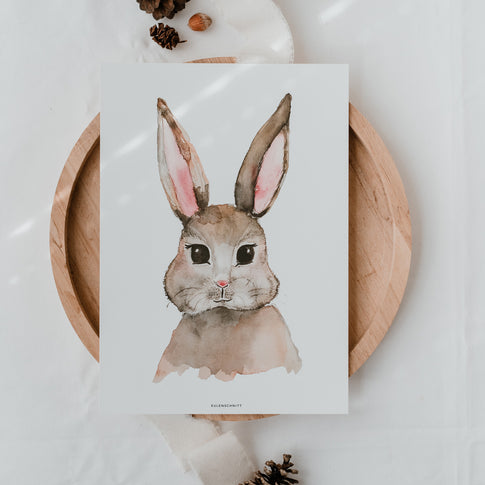 Aquarellposter mit Hase auf rundem Holztablett – dekorativ und liebevoll inszeniert für Kinderzimmer oder Wohnbereich.