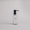 Transparenter Seifenspender mit Herz und schwarzem Pumpkopf aus Glas – minimalistisches Design für Küche oder Bad