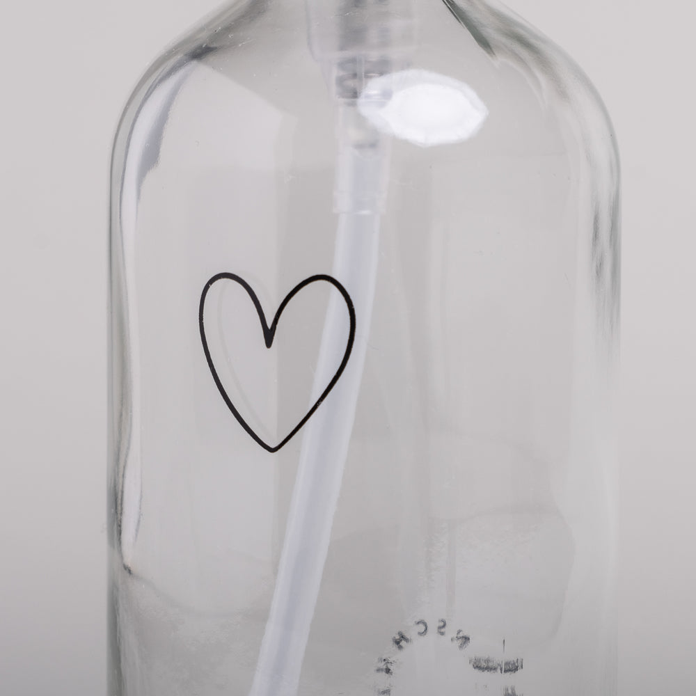 Detailansicht des schwarzen Herzmotivs auf dem transparenten Glas-Seifenspender von Eulenschnitt