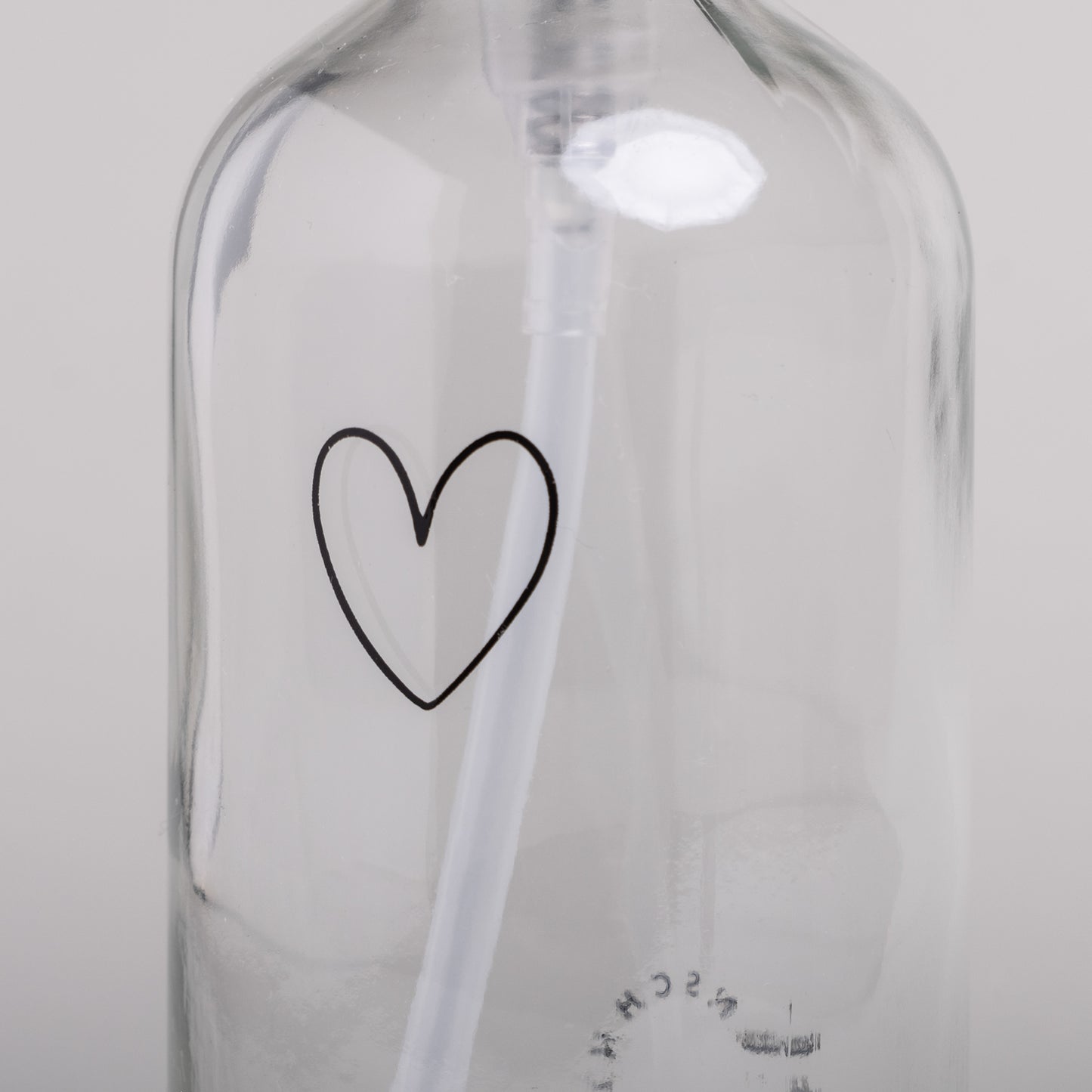 Detailansicht des schwarzen Herzmotivs auf dem transparenten Glas-Seifenspender von Eulenschnitt