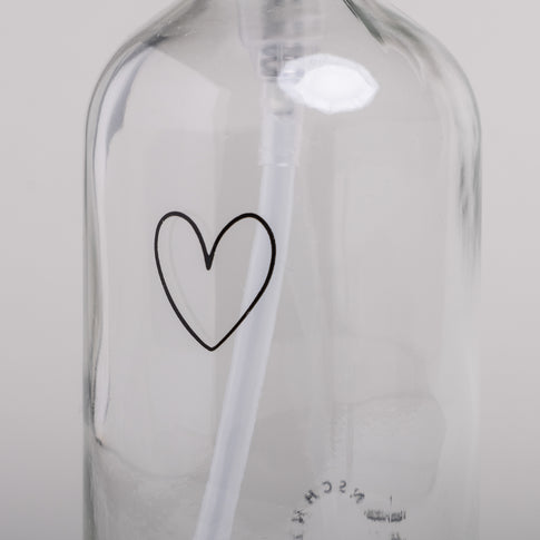 Detailansicht des schwarzen Herzmotivs auf dem transparenten Glas-Seifenspender von Eulenschnitt
