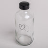 Wiederverwendbare Glasflasche mit schwarzem Schraubdeckel und Herzaufdruck – perfekt für nachhaltiges Nachfüllen