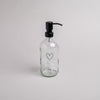 Transparenter Seifenspender aus Glas mit Herzmotiv und schwarzem Pumpaufsatz 