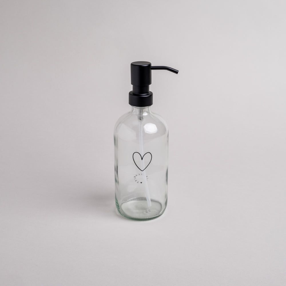 Transparenter Seifenspender aus Glas mit Herzmotiv und schwarzem Pumpaufsatz 