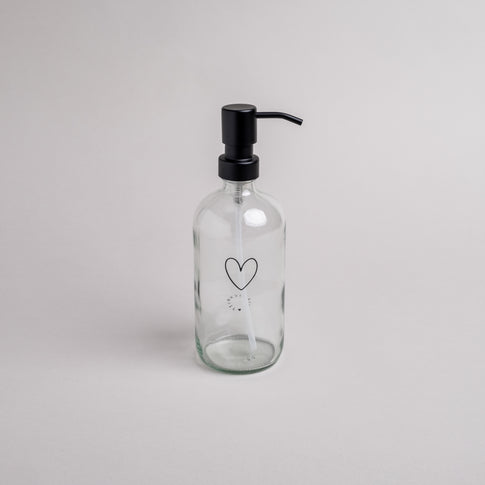Transparenter Seifenspender aus Glas mit Herzmotiv und schwarzem Pumpaufsatz 