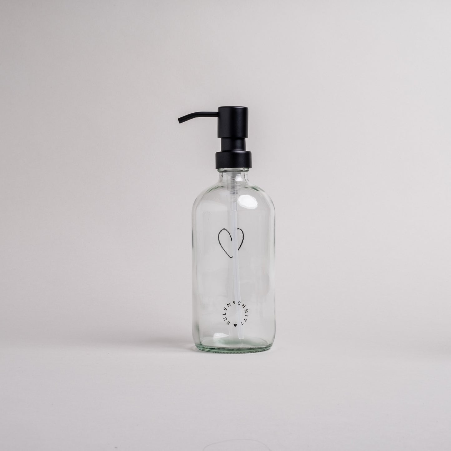Seifenspender Glas 500ml mit schwarzem Herzprint und Pumpaufsatz – Rückseite mit Eulenschnitt-Schriftzug.
