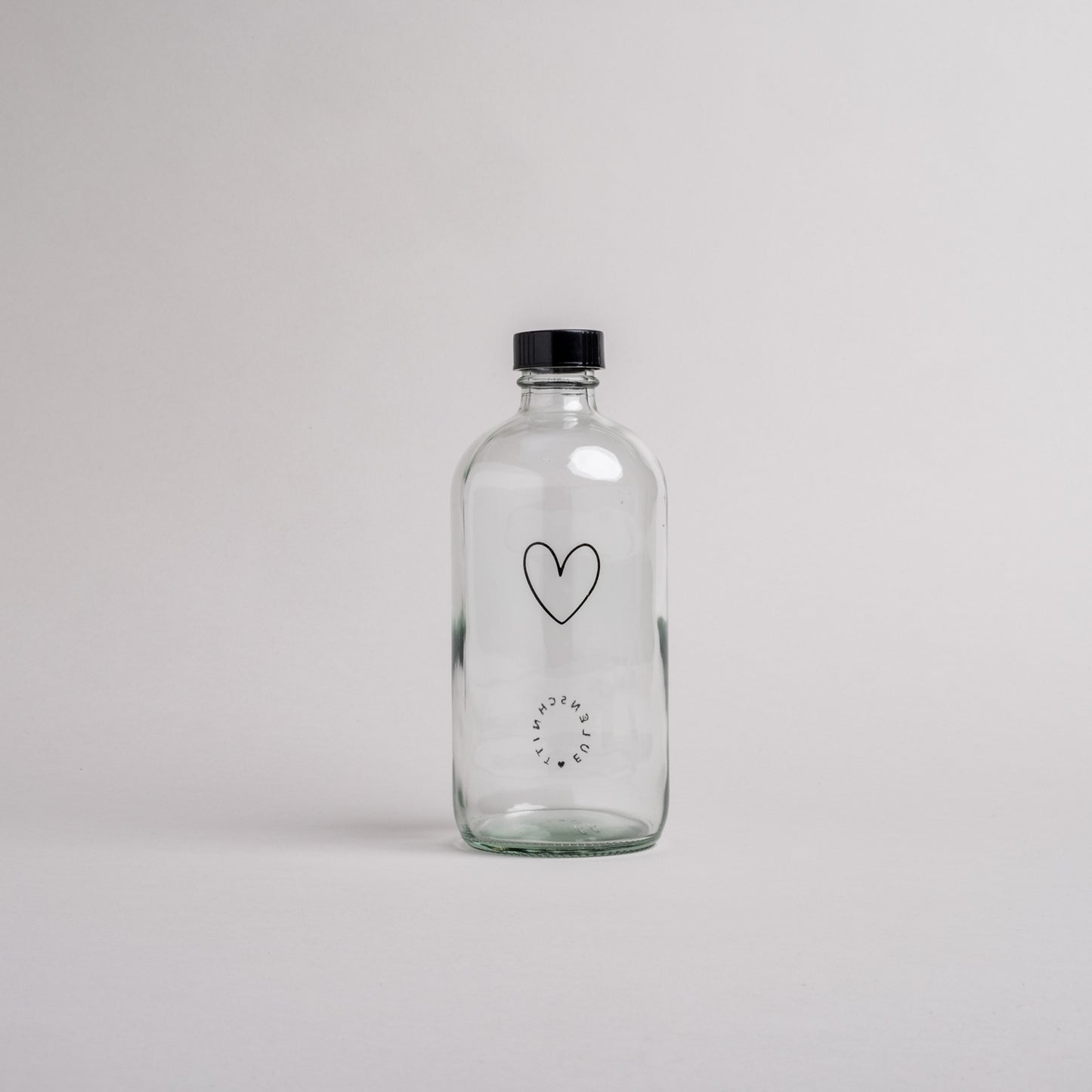 Unbefüllter Glas-Seifenspender mit schwarzem Herzmotiv und Schraubdeckel, nachhaltig und wiederverwendbar.