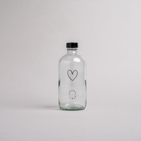 Unbefüllter Glas-Seifenspender mit schwarzem Herzmotiv und Schraubdeckel, nachhaltig und wiederverwendbar.