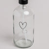 Detailansicht Glasflasche mit schwarzem Herzprint – nachhaltiger Seifenspender von Eulenschnitt.