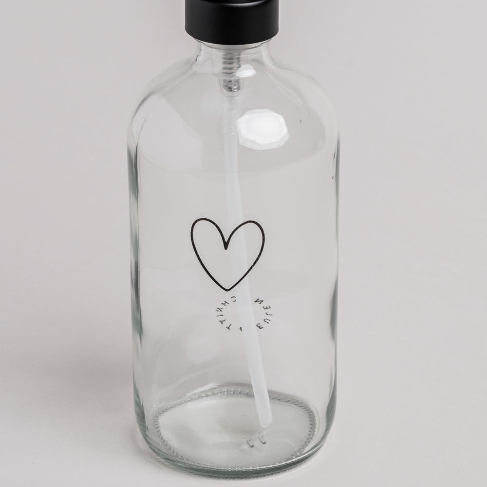 Detailansicht Glasflasche mit schwarzem Herzprint – nachhaltiger Seifenspender von Eulenschnitt.