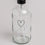 Detailansicht Glasflasche mit schwarzem Herzprint – nachhaltiger Seifenspender von Eulenschnitt.