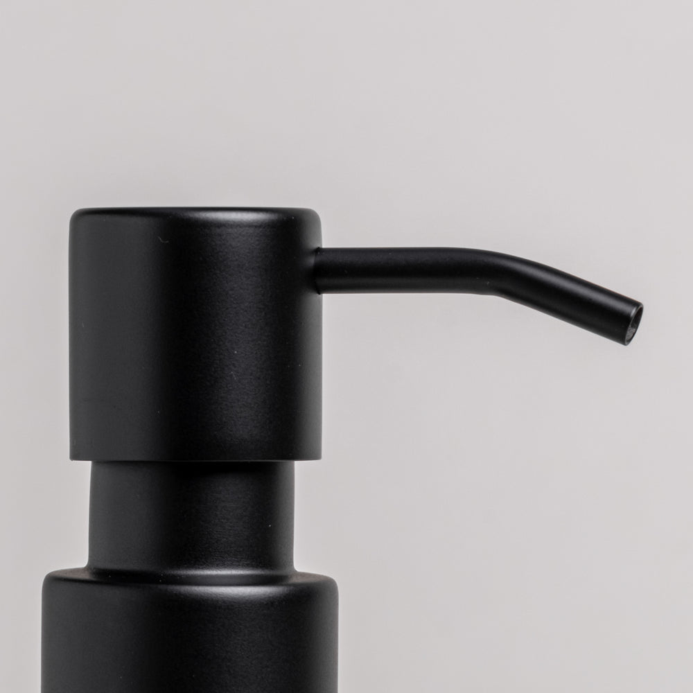Nahaufnahme schwarzer Pumpkopf des Seifenspenders – modern, schlicht und hochwertig verarbeitet.
