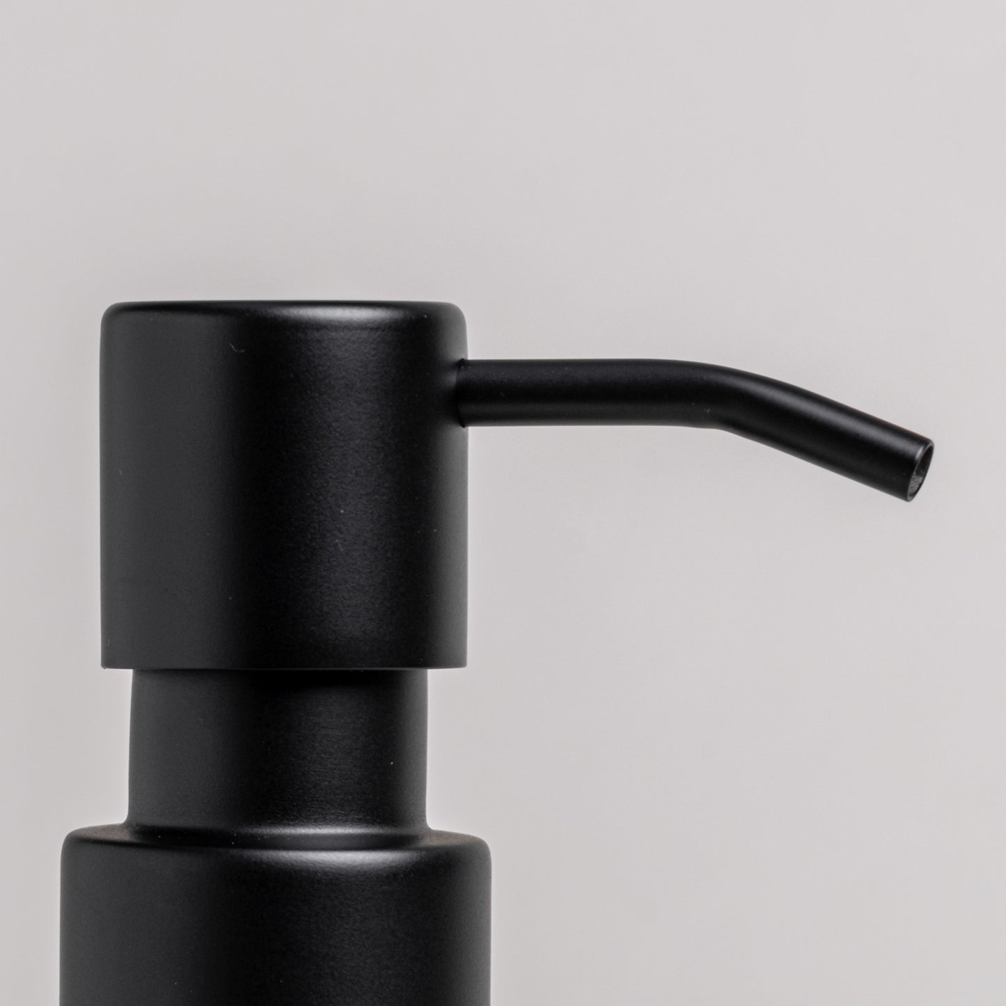 Nahaufnahme schwarzer Pumpkopf des Seifenspenders – modern, schlicht und hochwertig verarbeitet.