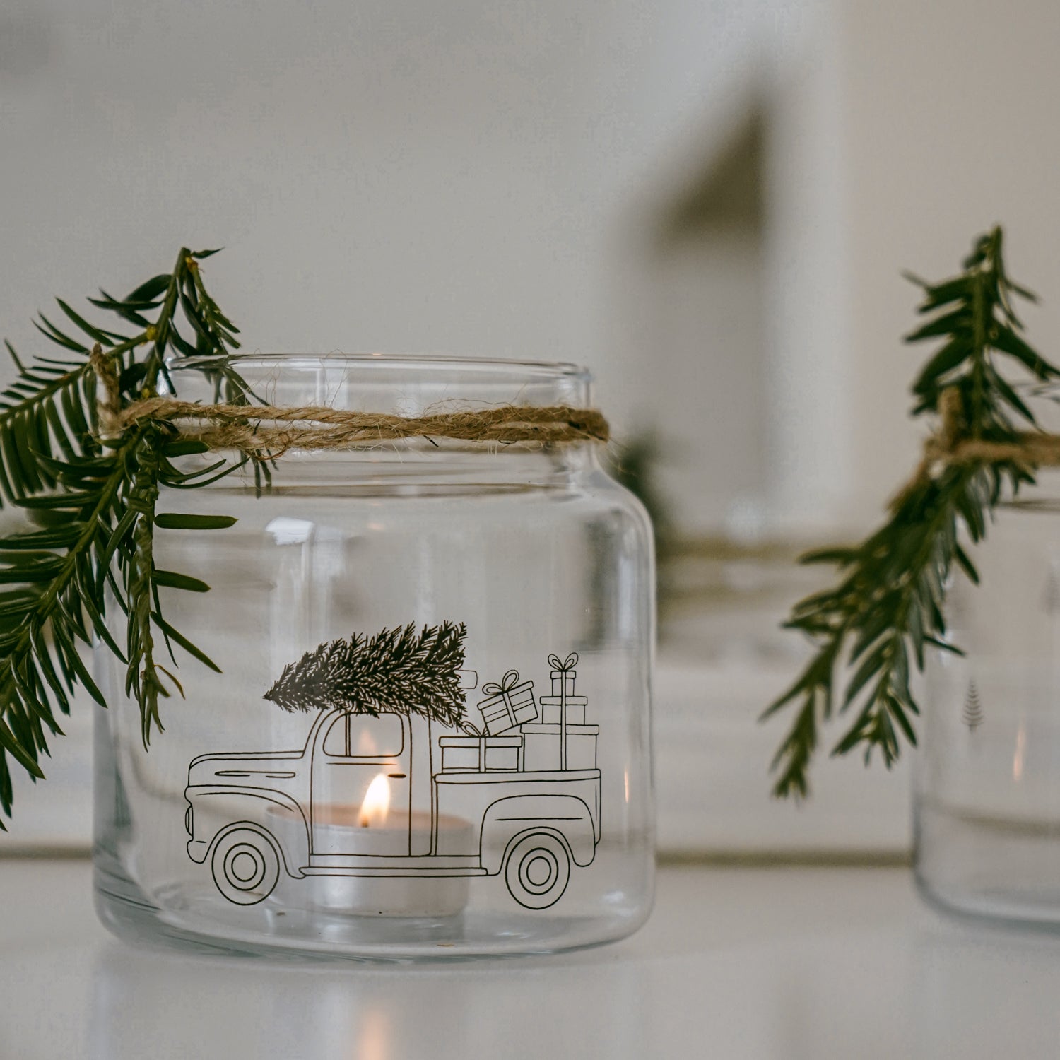 Zauberhafte Weihnachtsdeko: Vase aus Glas mittel Weihnachtsauto – Eulenschnitt