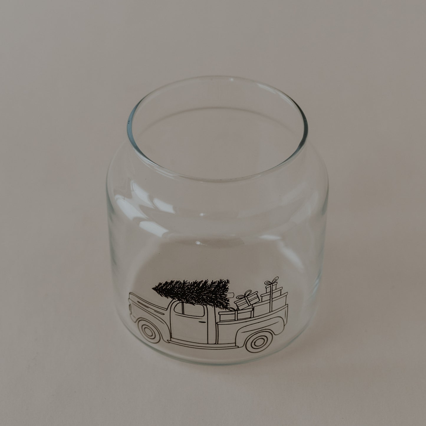 Vase moyen en verre d'une voiture de Noël