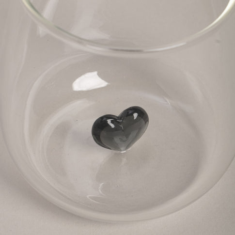 Detailaufnahme des Trinkglases mit schwarzer Herzfigur.