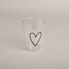 Trinkglas mit schwarzem Herzmotiv, freigestellt vor hellem Hintergrund – schlichtes, modernes Design für den Alltag.
