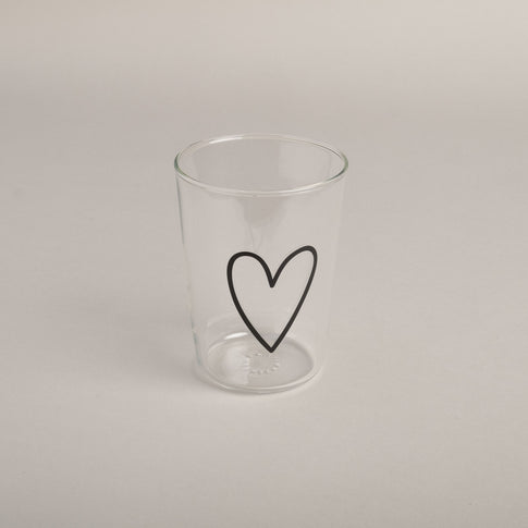 Trinkglas mit schwarzem Herzmotiv, freigestellt vor hellem Hintergrund – schlichtes, modernes Design für den Alltag.