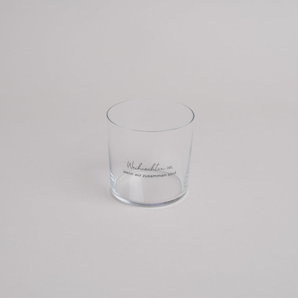 Klares Trinkglas mit schwarzem Schriftzug „Weihnachten ist, wenn wir zusammen sind.“ – schlichtes, festliches Design für stimmungsvolle Momente in der Weihnachtszeit.