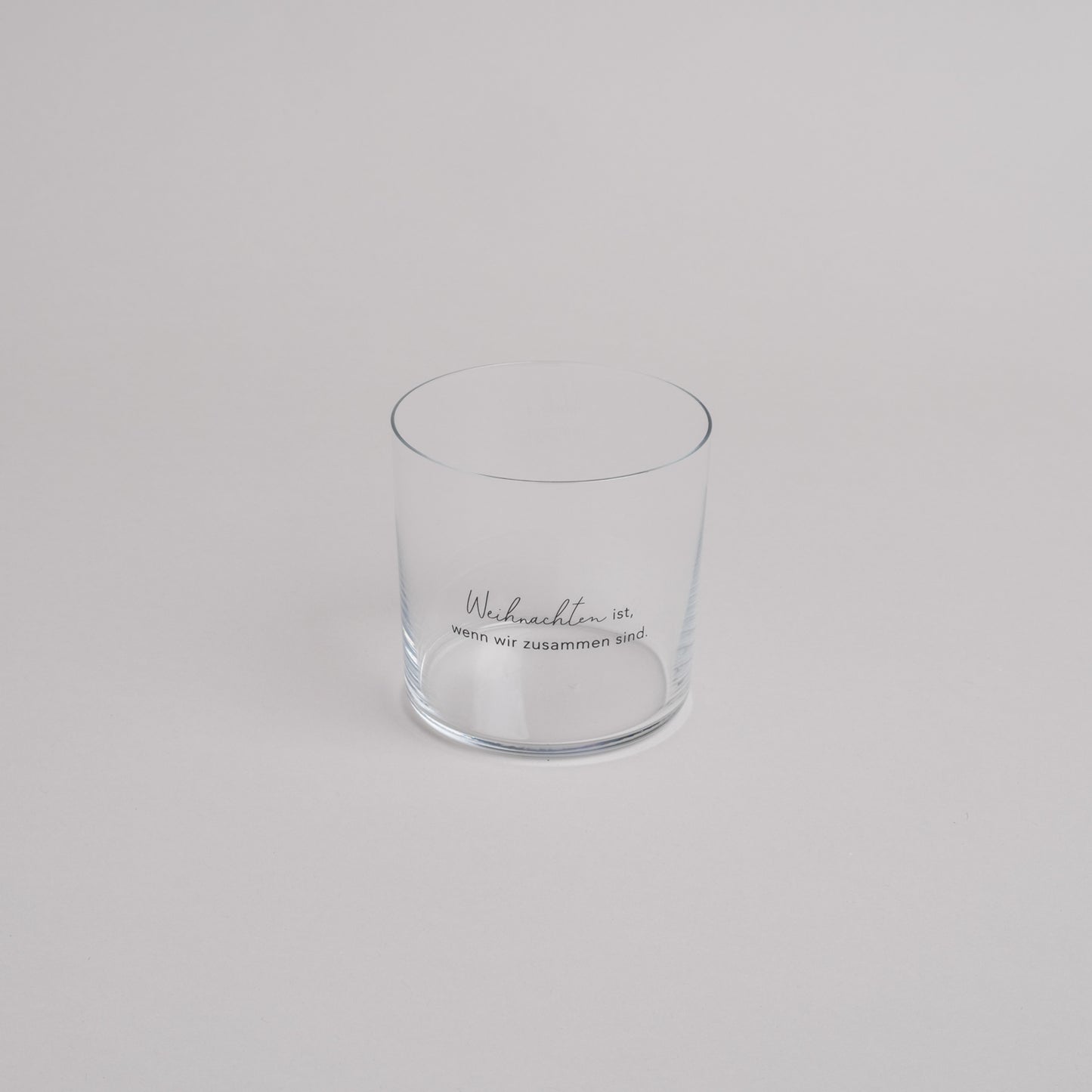 Klares Trinkglas mit schwarzem Schriftzug „Weihnachten ist, wenn wir zusammen sind.“ – schlichtes, festliches Design für stimmungsvolle Momente in der Weihnachtszeit.