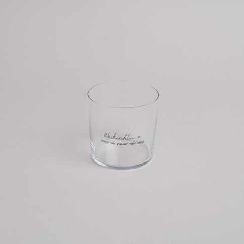 Klares Trinkglas mit schwarzem Schriftzug „Weihnachten ist, wenn wir zusammen sind.“ – schlichtes, festliches Design für stimmungsvolle Momente in der Weihnachtszeit.