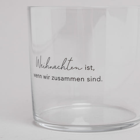 Nahaufnahme eines Trinkglases mit schwarzer Gravur ‚Weihnachten ist, wenn wir zusammen sind‘ – festliches Glas für die Weihnachtszeit
