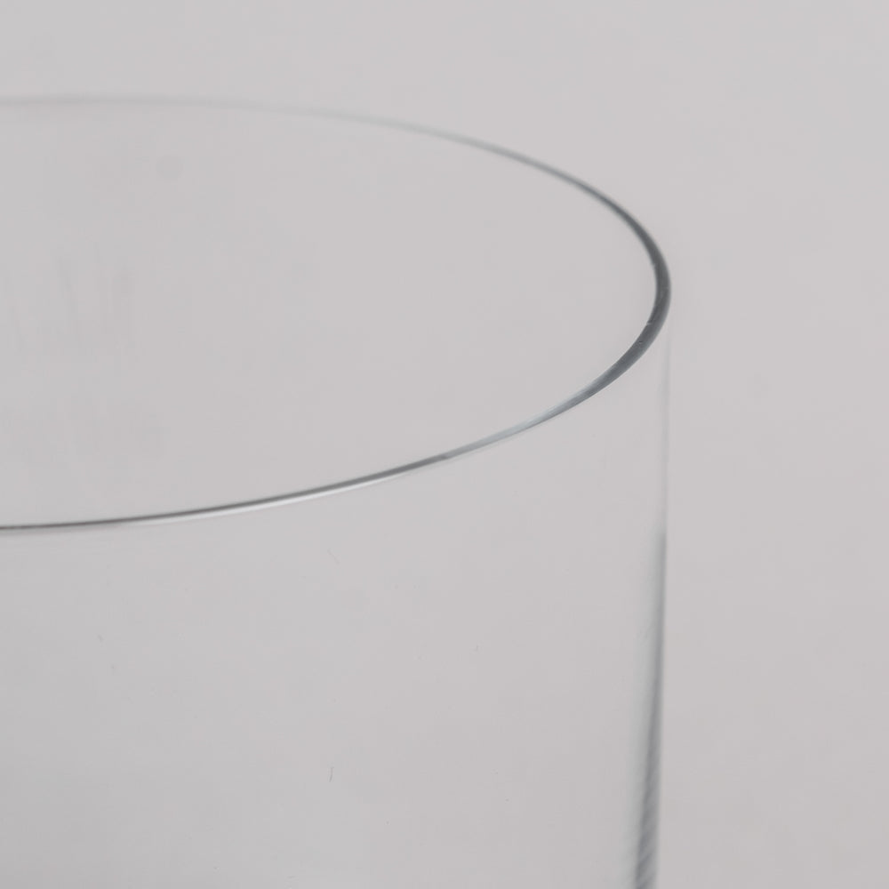 Klares Trinkglas mit feinem Rand  – stilvolles Design.