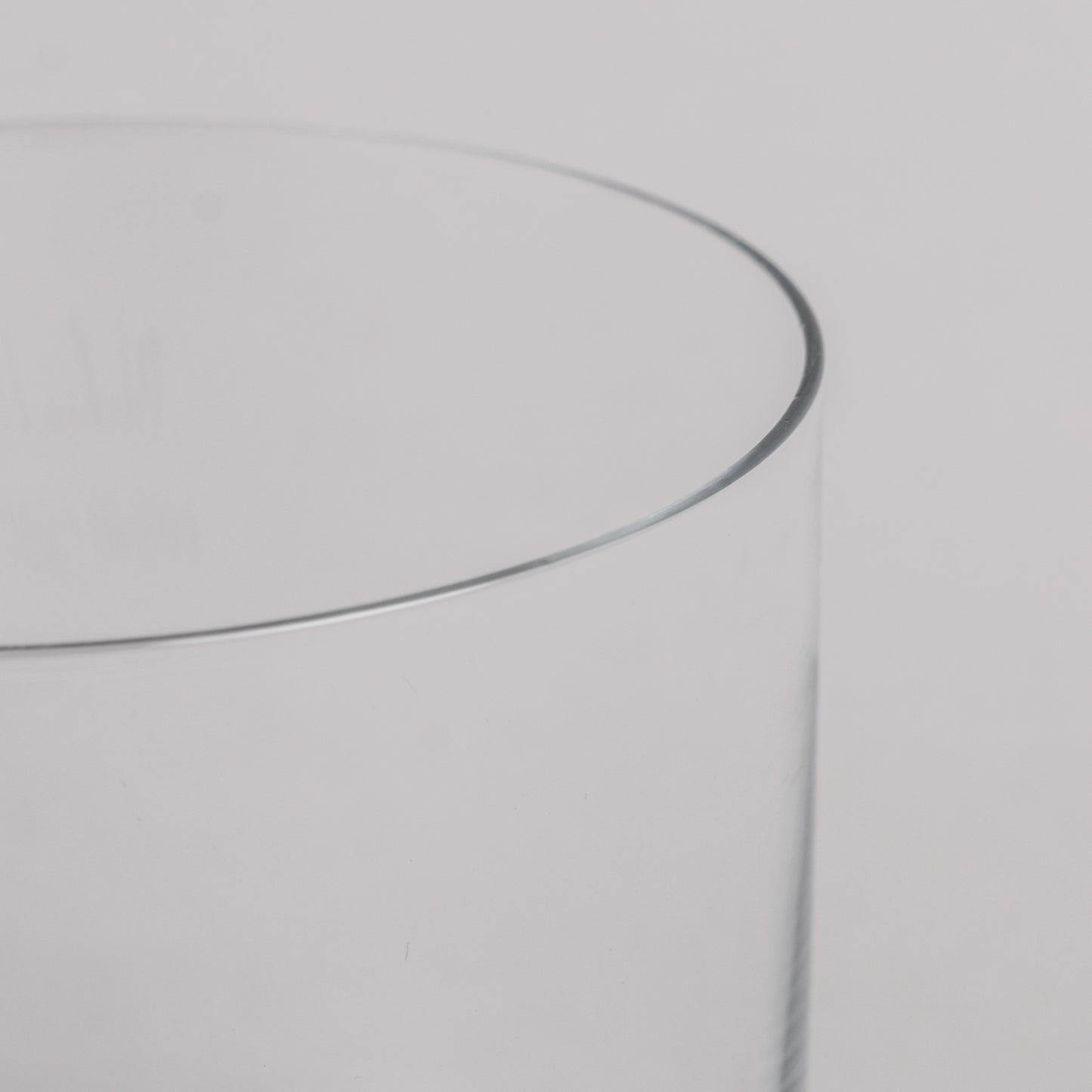 Klares Trinkglas mit feinem Rand  – stilvolles Design.