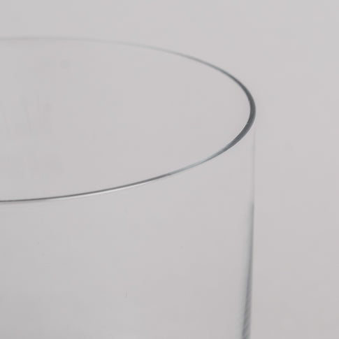 Klares Trinkglas mit feinem Rand  – stilvolles Design.