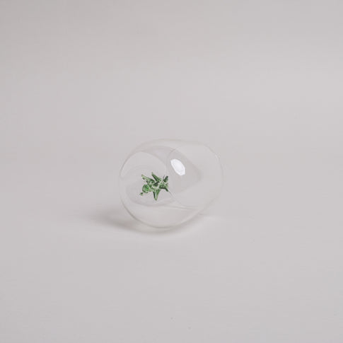 Trinkglas Tannenfigur mit grüner Tannenbaumform im Inneren, klares Glas, rundes Design