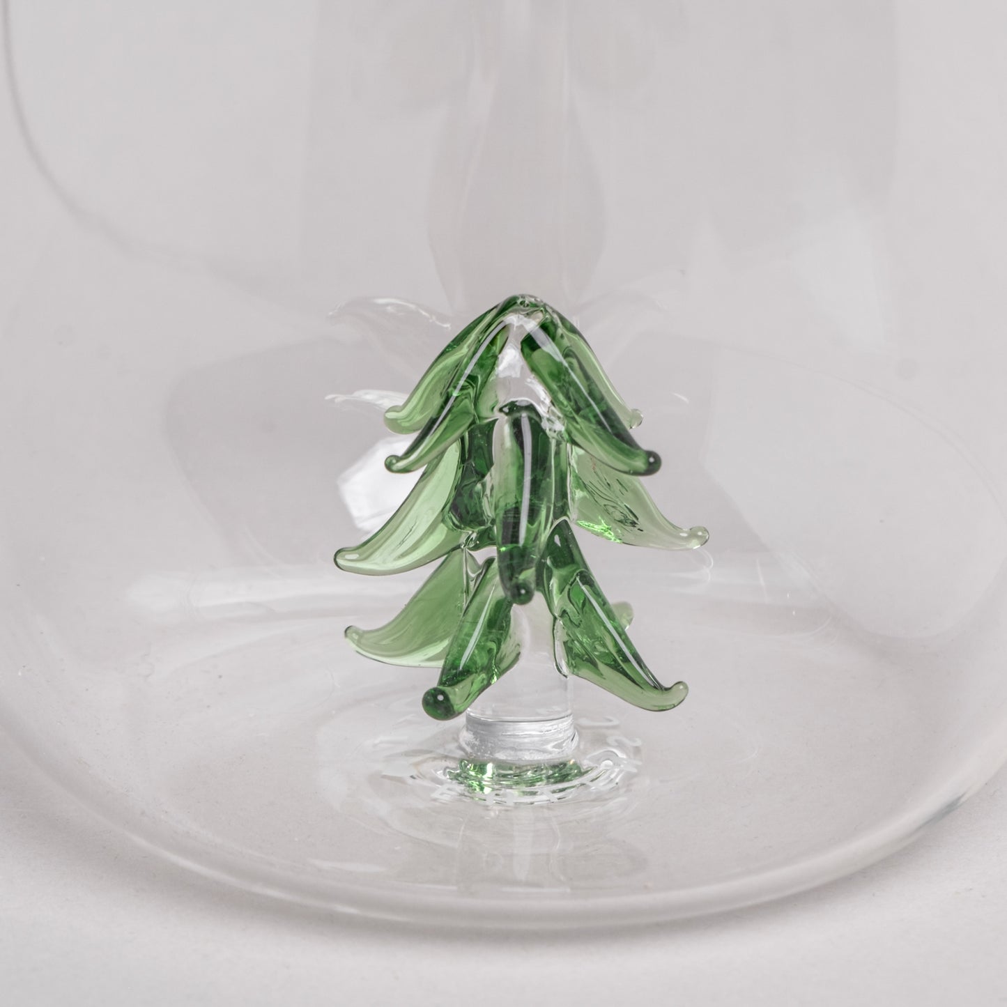 Trinkglas mit grüner Tannenfigur aus Glas im Inneren, dekoratives Weihnachtsglas