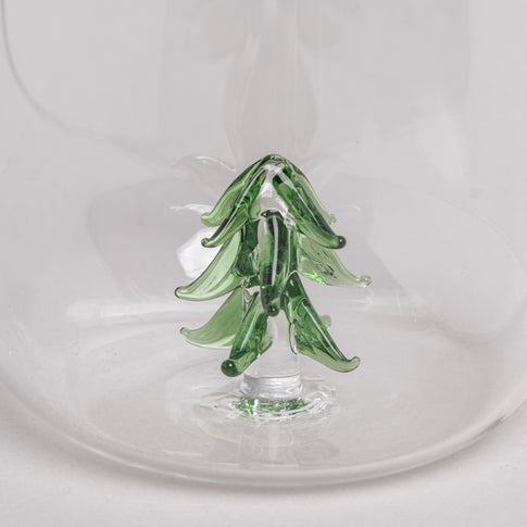 Trinkglas mit grüner Tannenfigur aus Glas im Inneren, dekoratives Weihnachtsglas