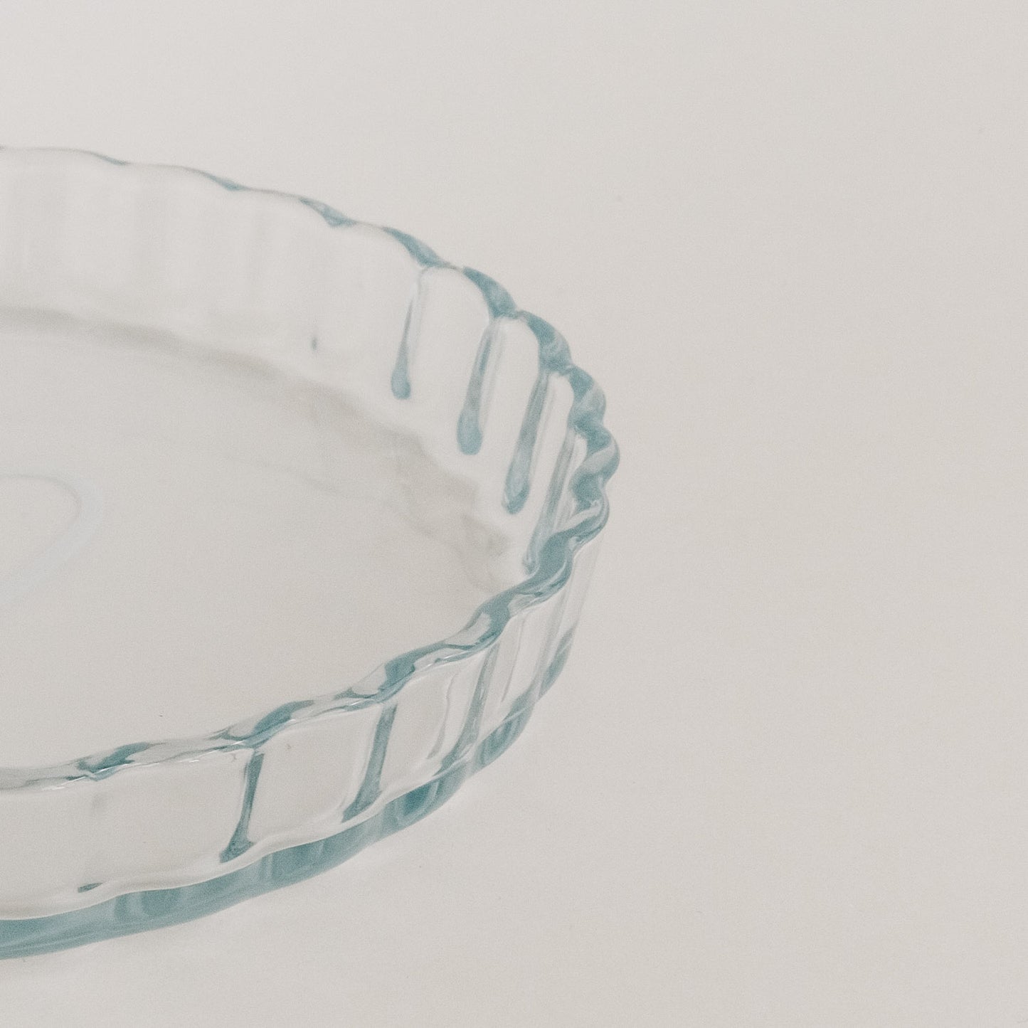 Detailansicht der Glas-Tarteform mit Rillenrand und Herzmotiv