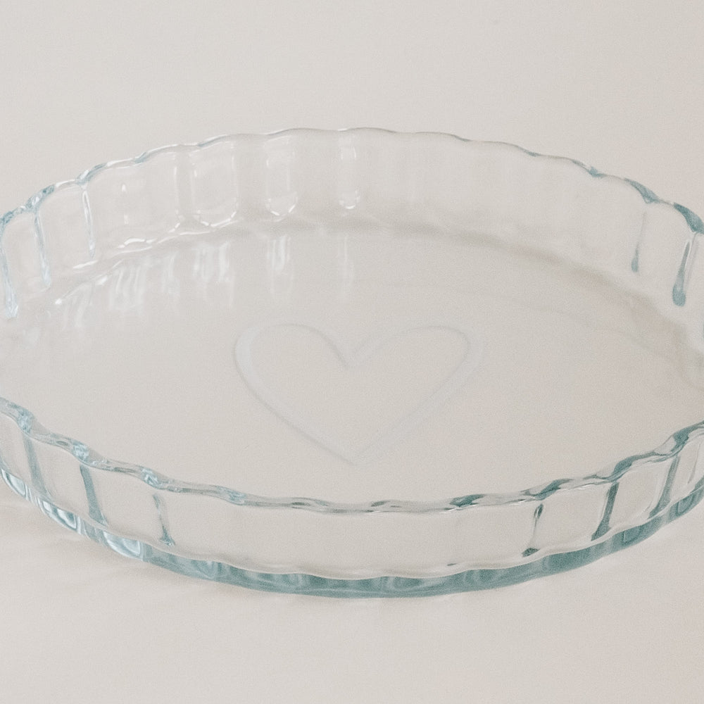 Glas-Tarteform mit Herzmotiv, seitlich aufgenommen für klare Formdarstellung