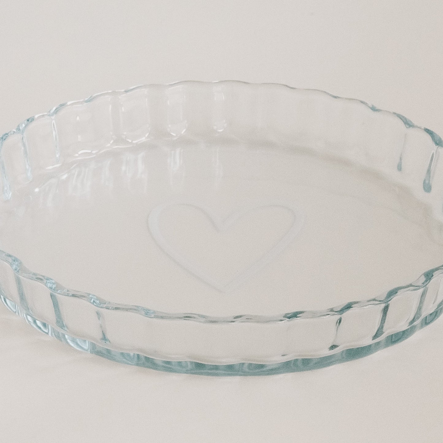 Glas-Tarteform mit Herzmotiv, seitlich aufgenommen für klare Formdarstellung