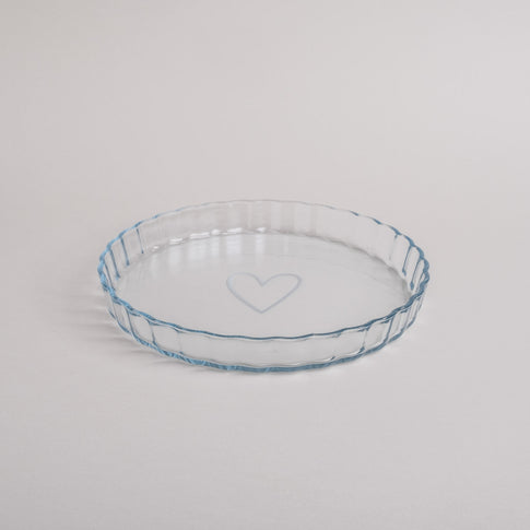 Große Tarteform Herz aus transparentem Glas mit zartem Herzdesign auf hellem Hintergrund.