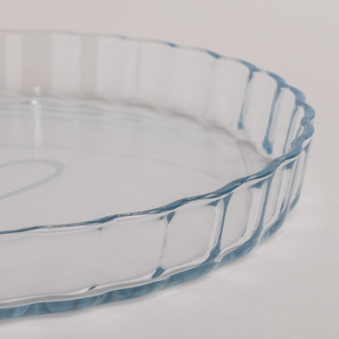 Detailansicht des Glasrands der großen Tarteform Herz mit gewellter Struktur und klarem Glasdesign.