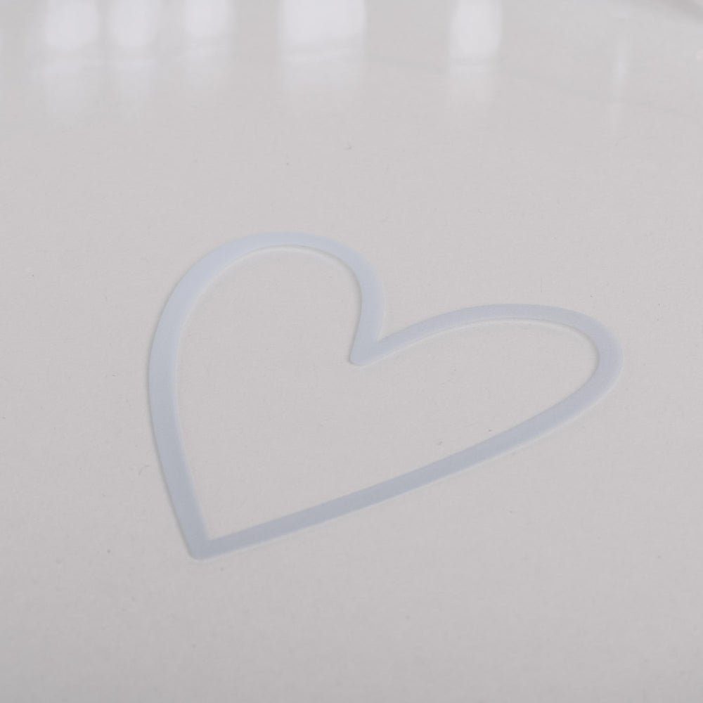 Nahaufnahme des weißen Herzprints auf dem Boden der großen Tarteform Herz aus Glas.