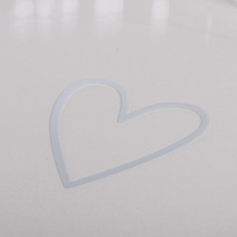 Nahaufnahme des weißen Herzprints auf dem Boden der großen Tarteform Herz aus Glas.