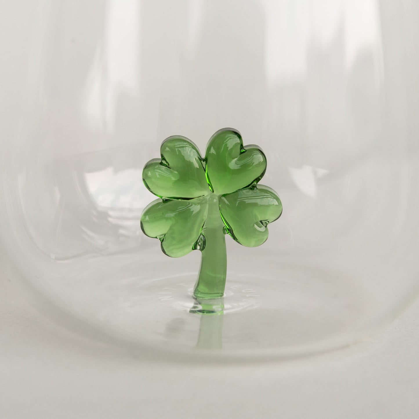 Kleeblattförmige Figur auf hellem Hintergrund fotografiert.