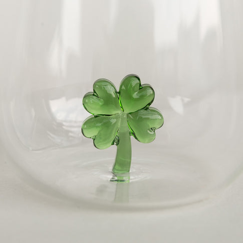 Kleeblattförmige Figur auf hellem Hintergrund fotografiert.