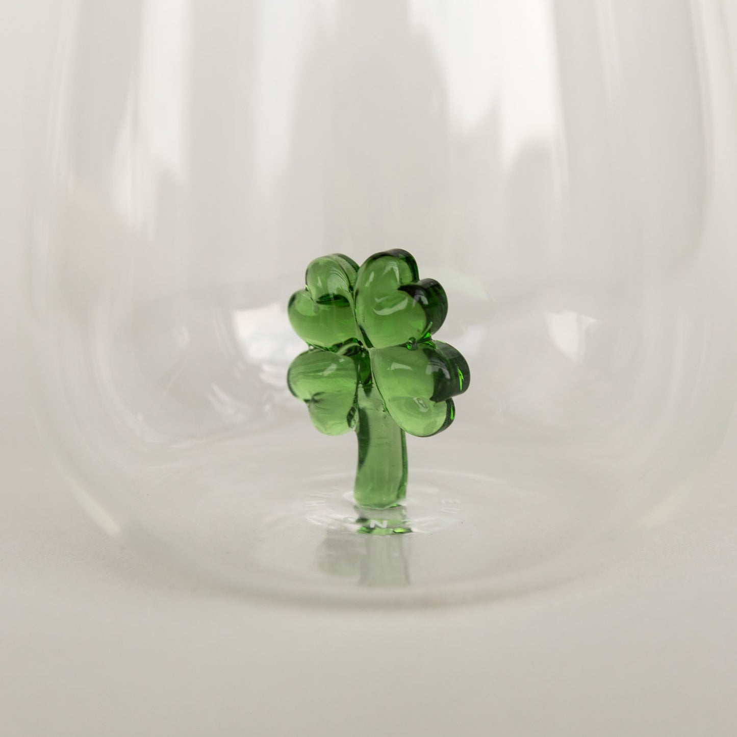 Kleeblattförmige Figur auf hellem Hintergrund in Nahaufnahme fotografiert.